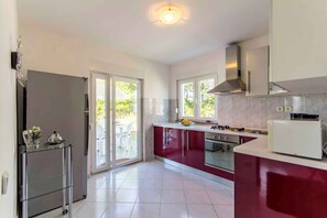 Fridge, microwave, oven, stovetop - Holiday apartment with air conditioning (Valbandon)