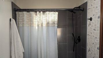 Douche, sĂšche-cheveux, bidet, serviettes fournies