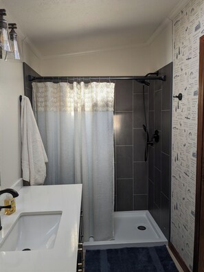 Shower, hair dryer, bidet, towels - Gateway to the Little Belts and Snowy Mts. (Hobson)