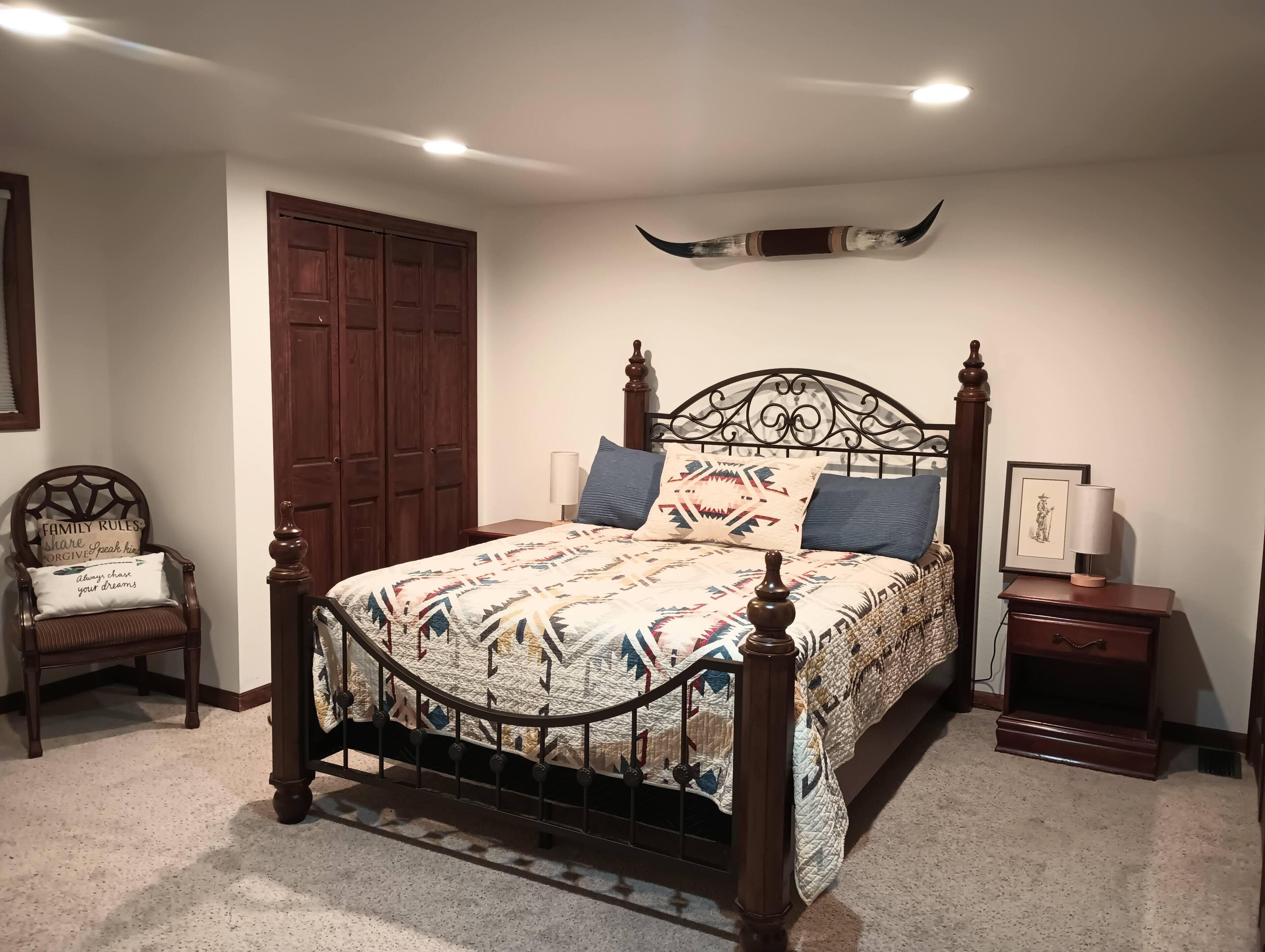 3 chambres, coffres-forts dans les chambres, bureau