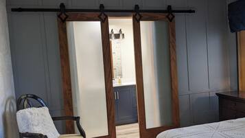 3 chambres, coffres-forts dans les chambres, bureau