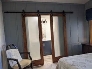 3 habitaciones, caja de seguridad en la habitación y escritorio
