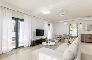 TV - Holiday home with swimming pool, barbecue and sun terrace (Barbariga)