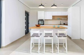 Kjøleskap og kokeplater