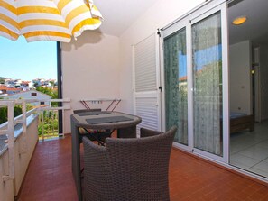 Outdoor dining - Holiday apartment with terrace (Pješcana Uvala)