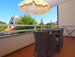 Outdoor dining - Holiday apartment with terrace (Pješcana Uvala)