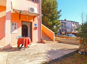 Outdoor dining - Holiday home with air conditioning (Pula)
