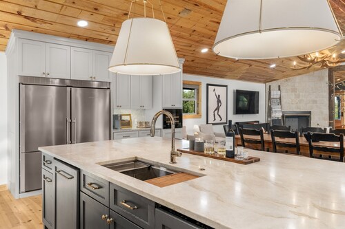 Main Cabin - The Hendo