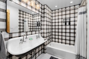 Douche, sĂšche-cheveux, bidet, serviettes fournies