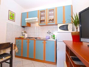 Køleskab, mikrobølgeovn, kogeplade, køkkentøj/tallerkener/redskaber