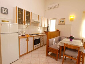 Fridge, oven, stovetop, coffee/tea maker