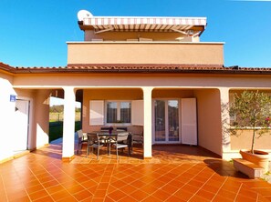 屋外ダイニングエリア