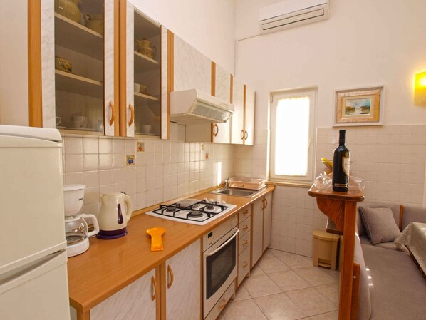 Fridge, oven, stovetop, coffee/tea maker