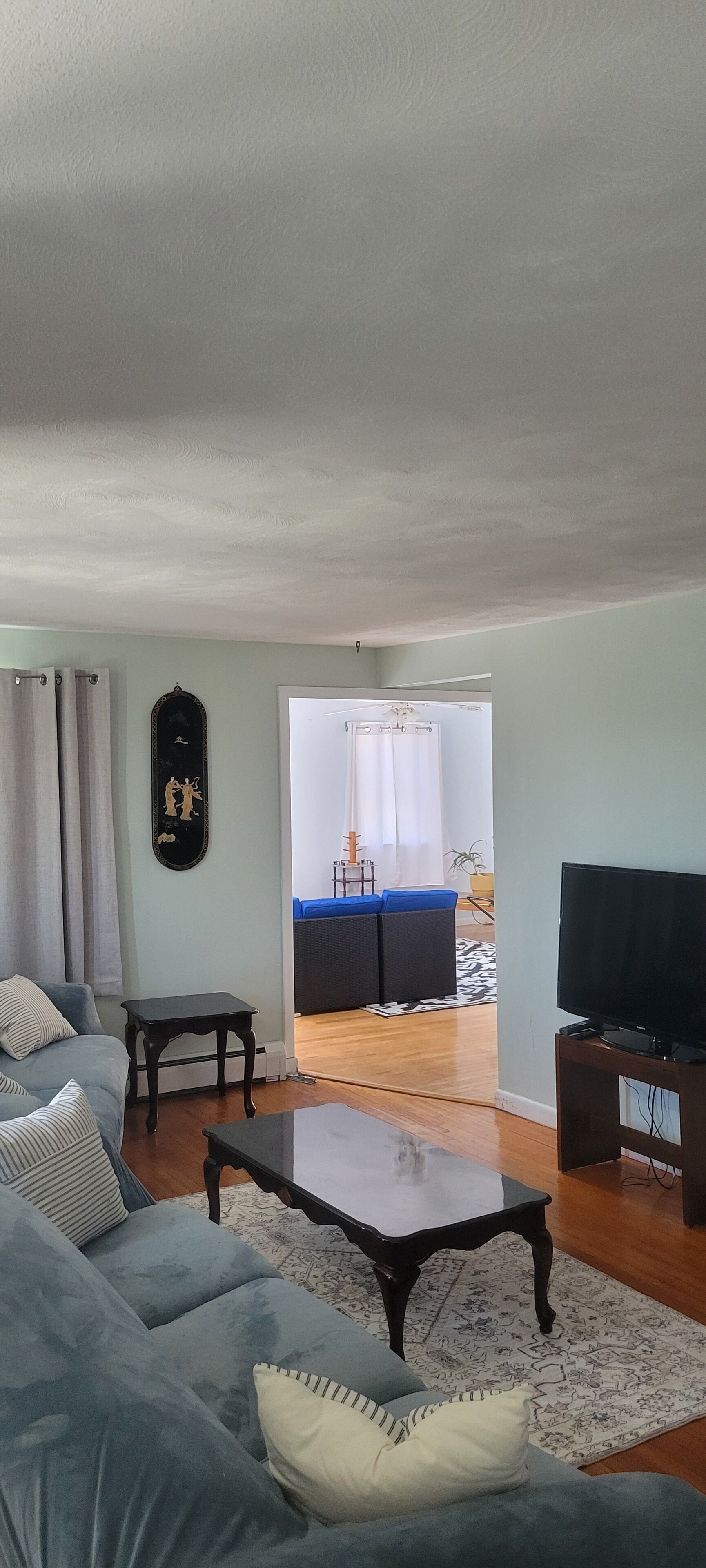 Comfortable 3 bedroom getaway by the beach, fenced in private huge backyard