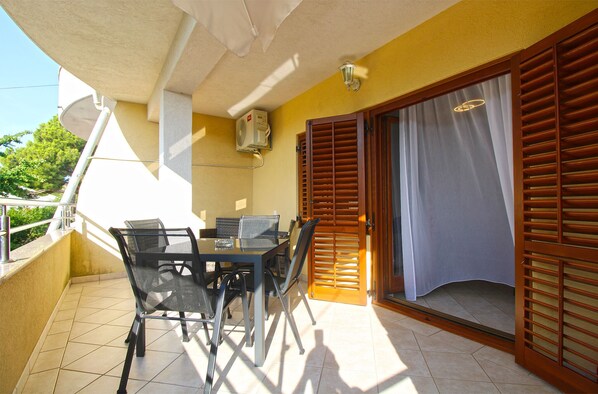 تناول الطعام بالخارج