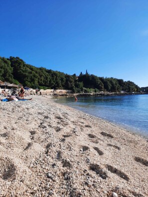 Una spiaggia nelle vicinanze