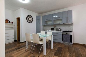 Fridge, microwave, oven, stovetop - Holiday apartment with air conditioning (Pula)