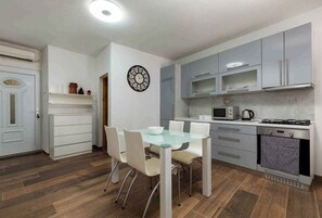 ثلاجة، ميكروويف، فرن، موقد طهي مسطح