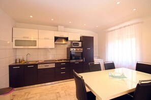Fridge, microwave, oven, stovetop - Holiday apartment with air conditioning (Valbandon)