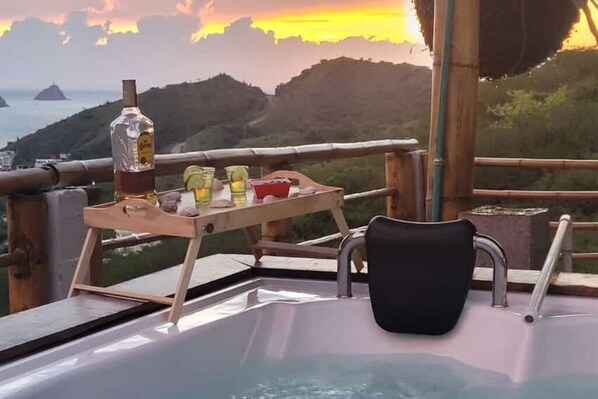 Outdoor spa tub - Private house with swimming pool, jacuzzi and ocean view in Taganga (Santa Marta)