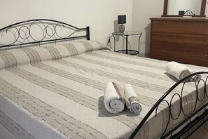 1 soverom, strykejern/-brett, wi-fi (inkludert) og sengetøy