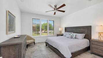 2 quartos, escrivaninha, ferros/tábuas de passar roupa