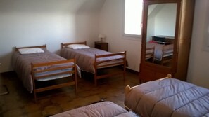 4 bedrooms, iron/ironing board, WiFi