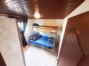 2 habitaciones, tabla de planchar con plancha y cuna de viaje 
