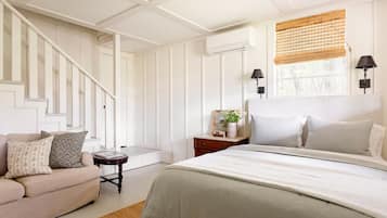 4 habitaciones, escritorio y tabla de planchar con plancha