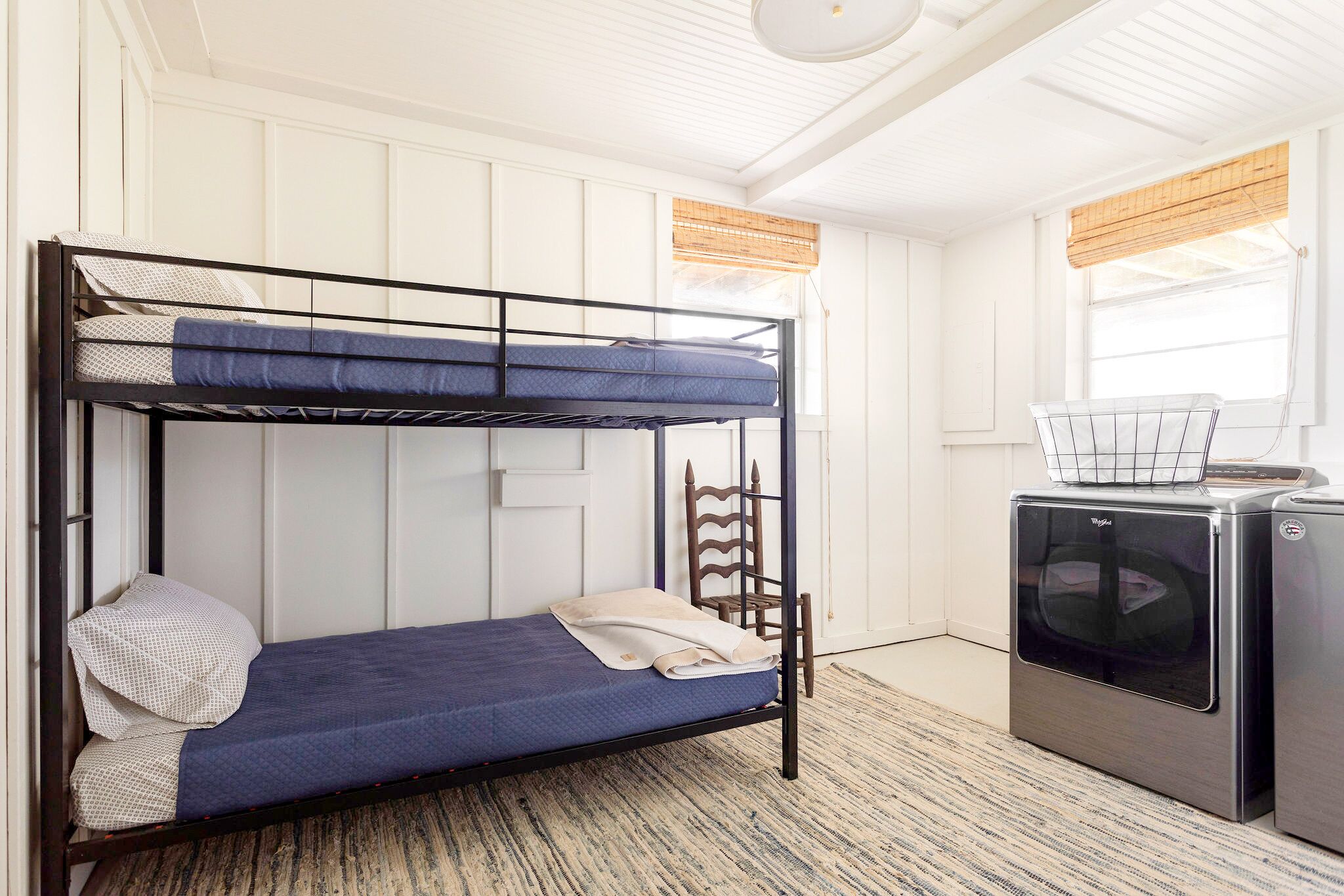 Un lit superposé avec un petit bureau et une cuisinière.