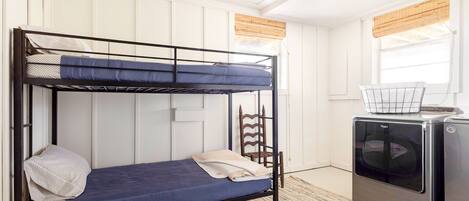 Un lit superposé avec un petit bureau et une cuisinière.