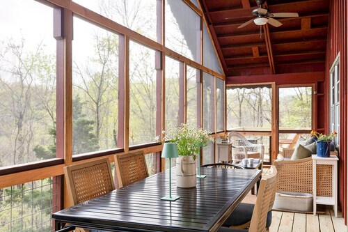 State Parks & Lake Access! Screened Porch, MountainViews, Kayaks, LuxBeds, Games