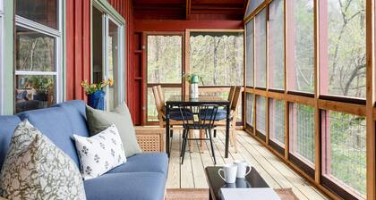 State Parks & Lake Access! Screened Porch, MountainViews, Kayaks, LuxBeds, Games