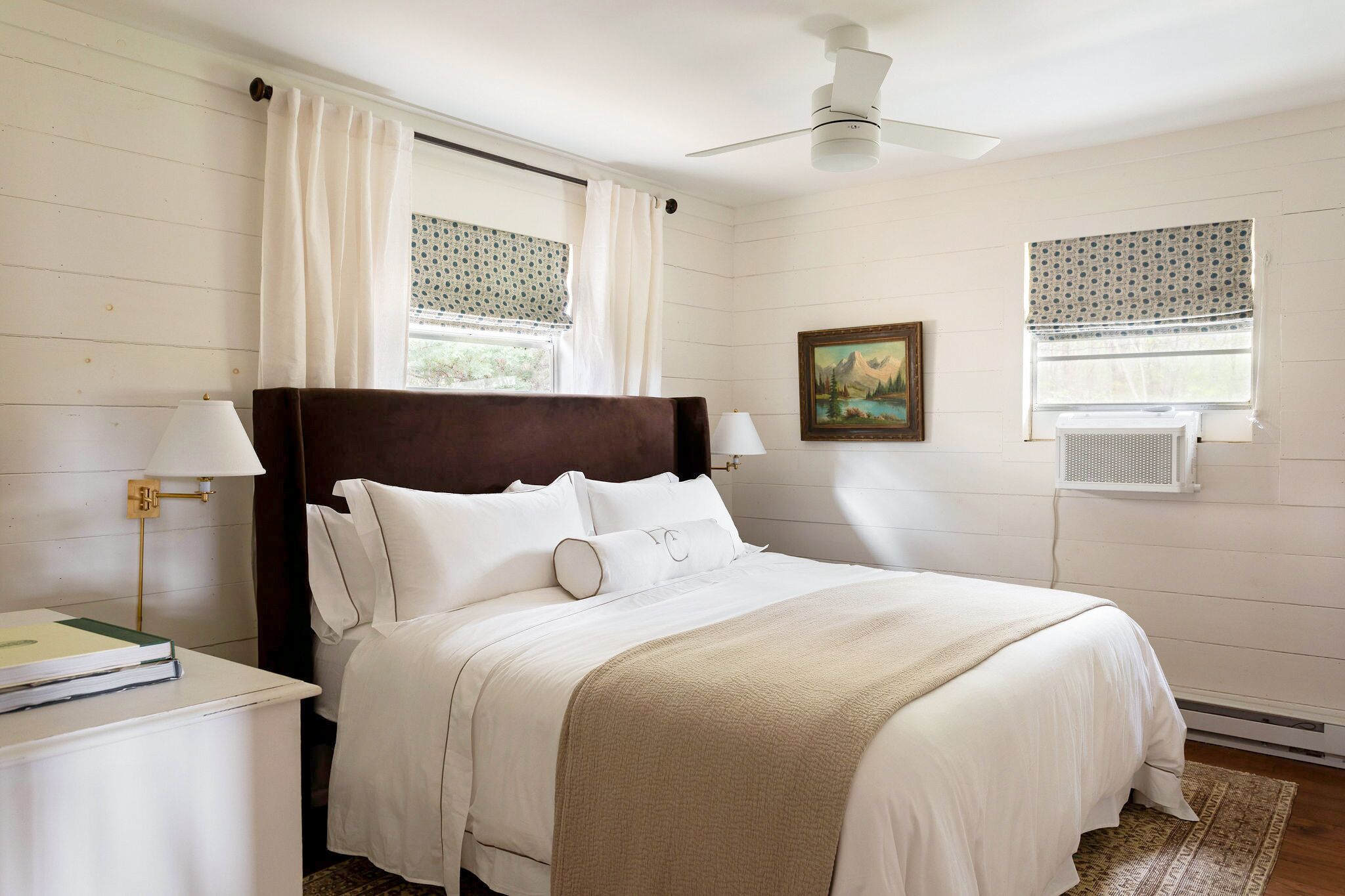 4 makuuhuonetta, työpöytä, silitysrauta/-lauta, vauvan matkasänky