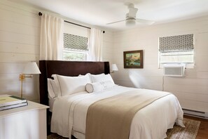 4 chambres, bureau, fer et planche à repasser, lit parapluie