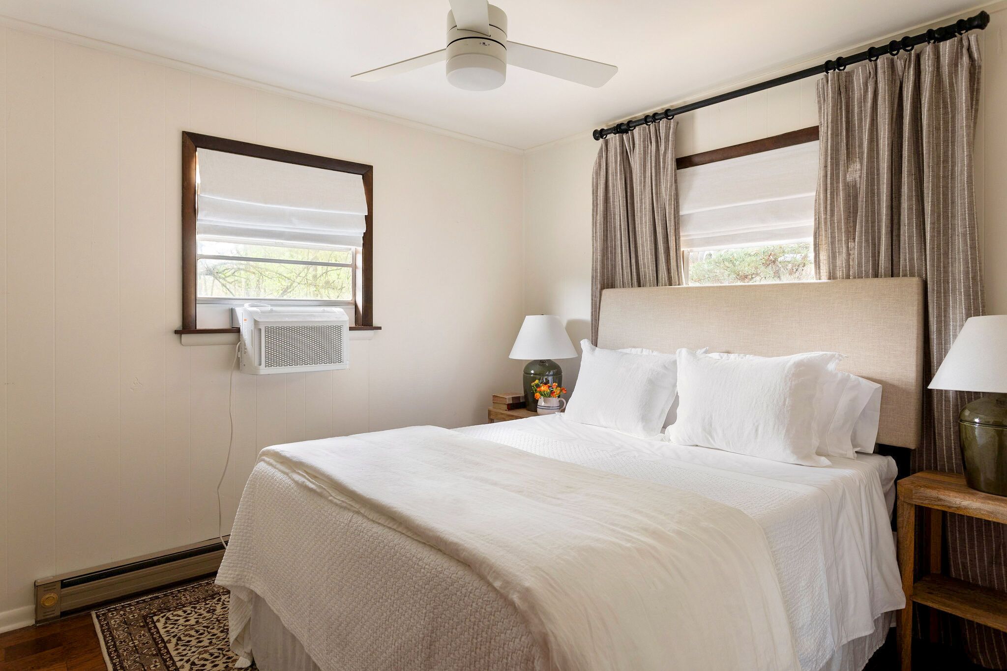 4 quartos, escrivaninha, ferros/tábuas de passar roupa, berço de viagem