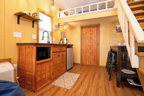 Interior - The Lyons Lodge – Boulder Charm & Mountain Views in a Tiny House Stay (Lyons)