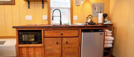 Jääkaappi, mikroaaltouuni, liesi, vedenkeitin