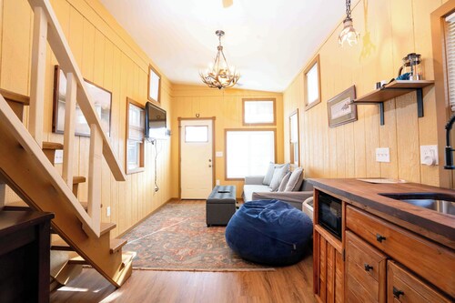 The Lyons Lodge – Boulder Charm & Mountain Views in a Tiny House Stay