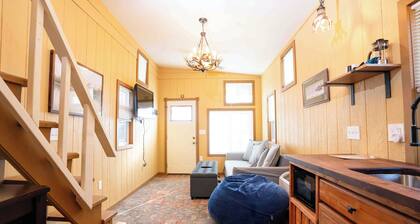 The Lyons Lodge – Boulder Charm & Mountain Views in a Tiny House Stay