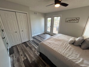 5 bedrooms, iron/ironing board, free WiFi, bed sheets - Newly Renovated 5 bedroom Lakefront Vacation Home with Private Boat Dock (Rocky Mount)