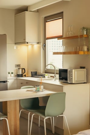 Suite Junior, balkon | Dapur pribadi | Lemari es besar, microwave, dan peralatan masak/sendok-piring