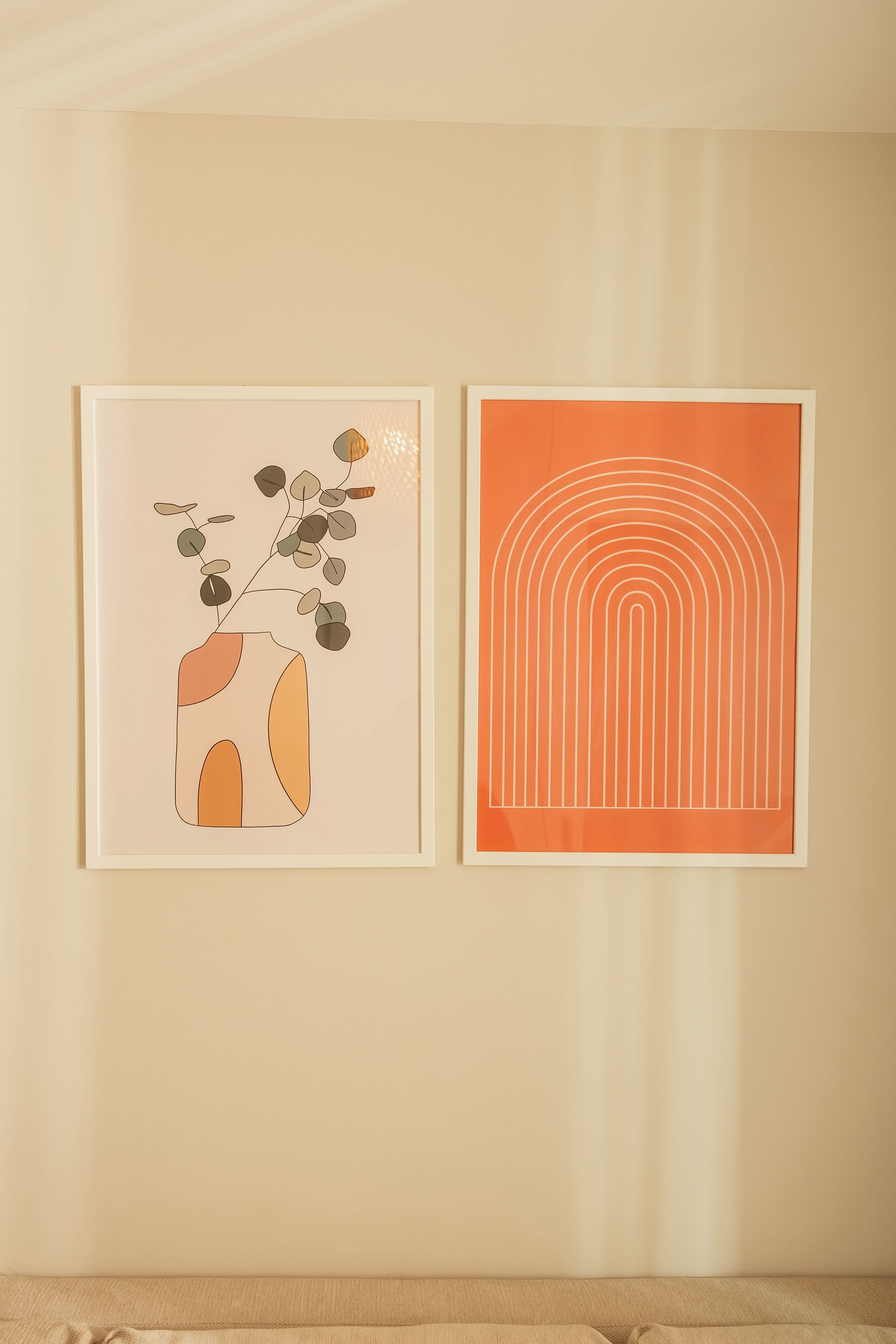 Dos obras de arte enmarcadas en una pared.