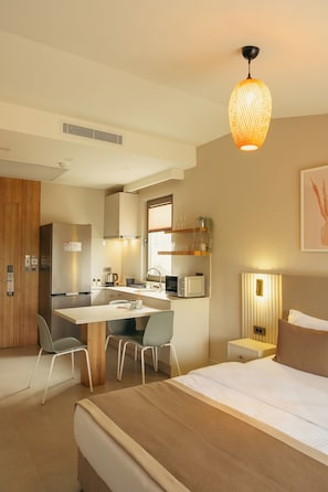 Suite Junior, balkon | 1 kamar tidur, brankas, ruang kerja ramah laptop, dan tirai kedap cahaya