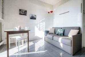 Apartment | Wohnbereich | 30-Zoll-Fernseher mit Kabelempfang