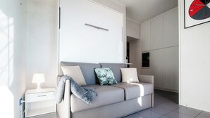 A modern living room with a sofa, a side table with a lamp, and a wardrobe. - La Finestra sul Lago (Cernobbio)