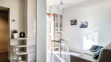 Apartamento | Área de estar | TV 30 polegadas com canais a cabo