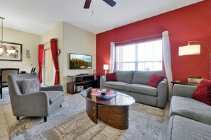 TV - ☀ Paradise Palms - Lake Views - Onsite Club House - Tropical Pool & Waterfall ⛱  (Kissimmiee)