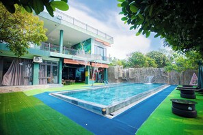 Hồ bơi ngoài trời 