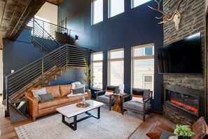 Smart-tv, een open haard en tafelvoetbal